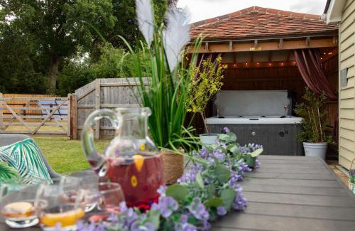 Toppesfield House | City to Country Retreat Luxury Cottage with Hot Tub