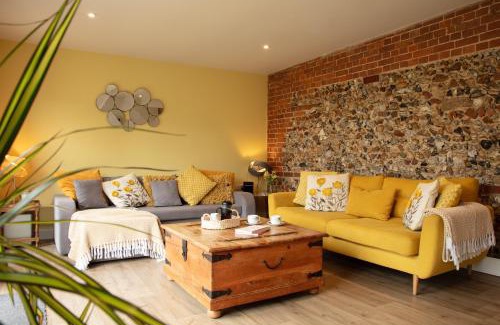 Toppesfield House | City to Country Retreat Luxury Cottage with Hot Tub