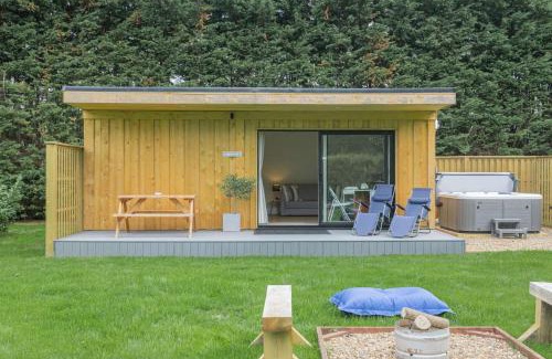 Toppesfield House | City to Country Retreat Luxury Lodges with Hot Tub, BBQ, Fire Pit