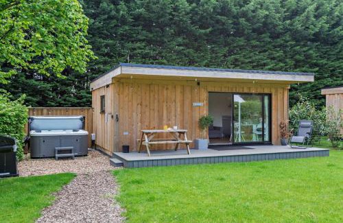 Toppesfield House | City to Country Retreat Luxury Lodges with Hot Tub, BBQ, Fire Pit