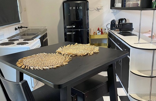 Plympton Apartment | City to Sea - 10 minutes by tram to the city and beach