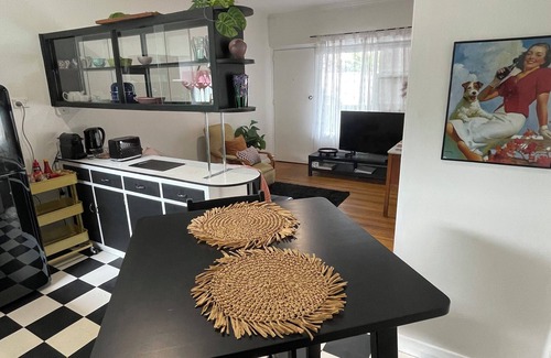 Plympton Apartment | City to Sea - 10 minutes by tram to the city and beach