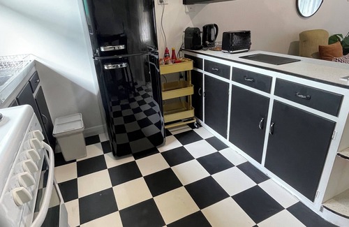 Plympton Apartment | City to Sea - 10 minutes by tram to the city and beach