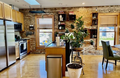 Lansing Apartment | City Treehouse Loft & Balcony - Old Town Lansing
