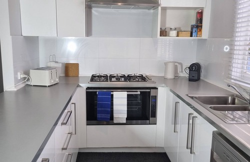 Helena Valley House | City View 3 Bedrooms & Work from Home Office, close to airport