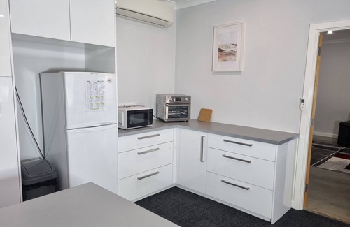 Helena Valley House | City View 3 Bedrooms & Work from Home Office, close to airport