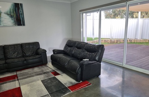 Helena Valley House | City View 3 Bedrooms & Work from Home Office, close to airport