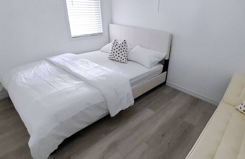 Orillia Apartment | City-View Apartment with Hot Tub (3 Bedrooms)