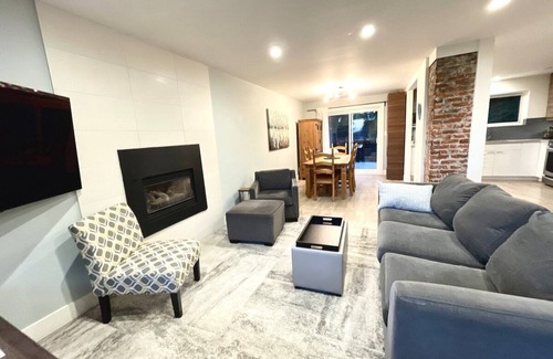 Upper Lonsdale House | City View Home-wi-fi, parking, decks, BBQ, W/D