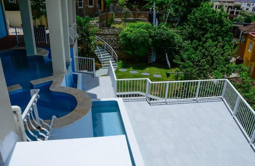 Eastwood Park House | City View Luxe 3BDRM Pool Deck 3