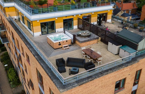 Cambridge Apartment | City View Terrace - 2 bed suite, jacuzzi & parking