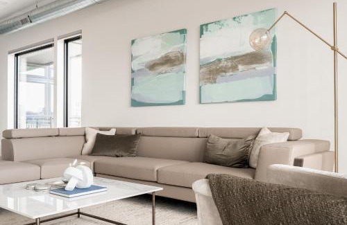 Jefferson Park House | City Views! - Chic Jefferson Park Condo - Tesoro