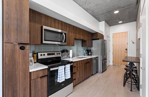 Rio Grande Apartment | City Views! Luxury King bed/gym/pool+HTub/