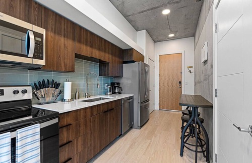 Rio Grande Apartment | City Views! Luxury King bed/gym/pool+HTub/