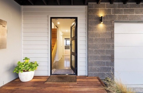 Warrnambool House | City Views on Williams. Luxurious Townhouse with free Wifi & Netflix