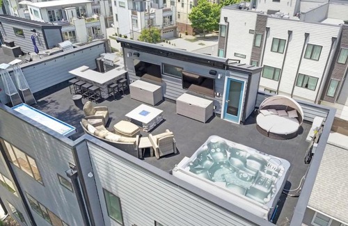 Third Ward House | City Views - Walking Distance to Panthers Stadium