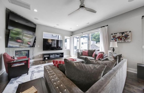 Third Ward House | City Views - Walking Distance to Panthers Stadium