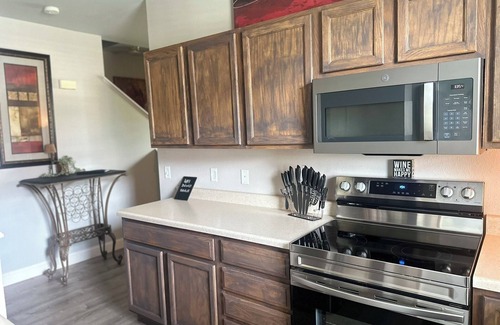 Sun Prairie House | Citys EDGE of Madison- SLEEPS 10 & ONLY 6 Miles to downtown