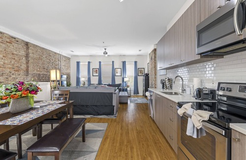 MLK University Condo | Cityscape 1- City Hoppers- King Bed