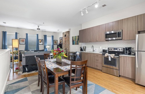 MLK University Condo | Cityscape 1- City Hoppers- King Bed