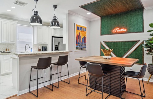 Midtown House | Cityscape Loft: 5 minutes to Downtown Garage FREE Parking MED Ctr NRG
