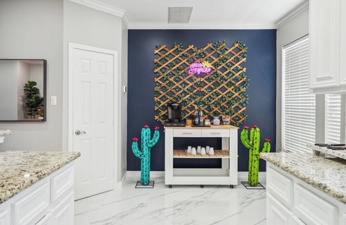 Midtown House | Cityscape Loft: 5 minutes to Downtown Garage FREE Parking MED Ctr NRG
