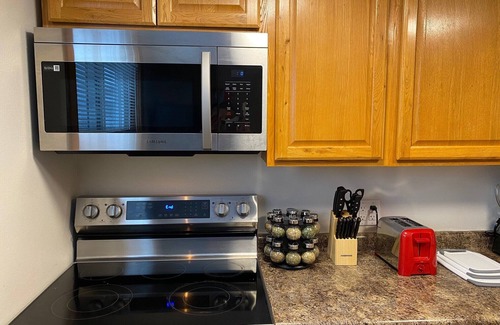 Mount Pleasant House | Cityscape! Pro Cleaned, Self Check In, Sleeps 10