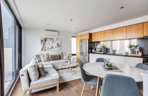 Chinatown Apartment | Cityscope Stylish CBD Pad with a View