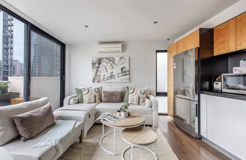 Chinatown Apartment | Cityscope Stylish CBD Pad with a View