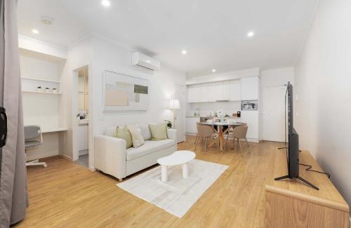 West End Apartment | Cityside Comfort 1BR Retreat in West End Parking