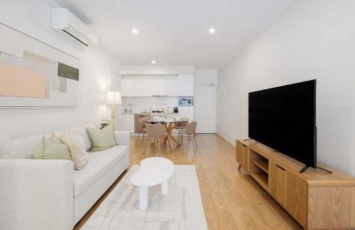 West End Apartment | Cityside Comfort 1BR Retreat in West End Parking