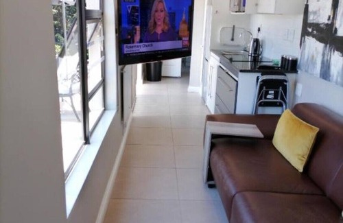 Northcliff Cottage | CityView, a stunning modern apartment