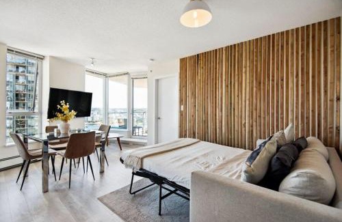 Crosstown Apartment | Cityview Condo with Pool and Workspace near Rogers Arena for 7
