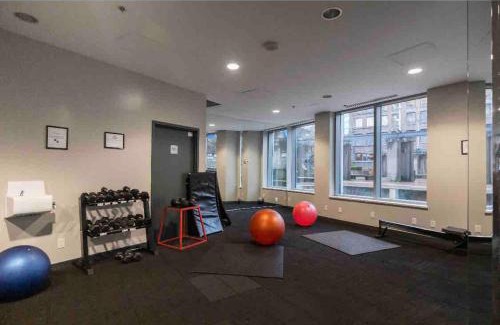 Crosstown Apartment | Cityview Condo with Pool and Workspace near Rogers Arena for 7