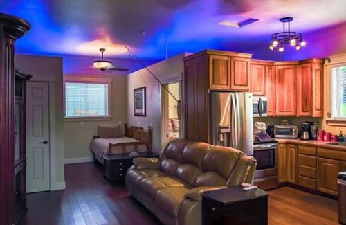 Baker City House | Claim Jumpers Cottage, Sleeps 4 w/Sauna! Local Golfing 50% Off!