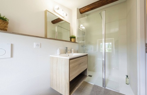 Pompignan Bed & Breakfast | Clair Chambre Double Avec Salle de Bains Privative