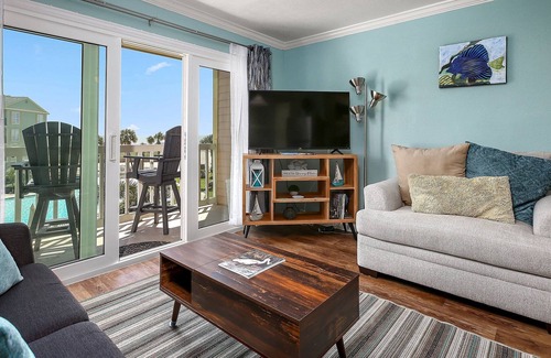 Texas Gulf Coast Region Condo | Clair's Getaway-Coastal Condo with a Gorgeous Beach and Pool View!