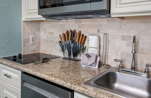 Texas Gulf Coast Region Condo | Clair's Getaway-Coastal Condo with a Gorgeous Beach and Pool View!
