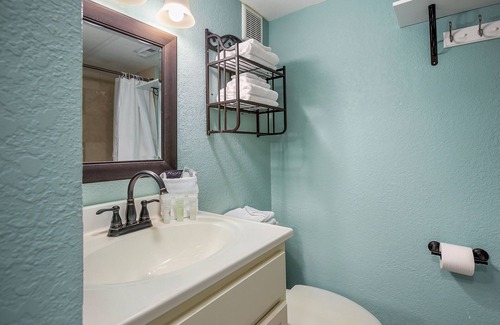 Texas Gulf Coast Region Condo | Clair's Getaway-Coastal Condo with a Gorgeous Beach and Pool View!