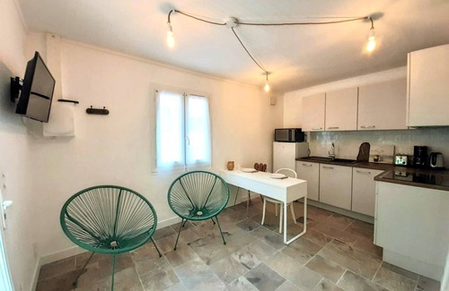 Cenac-et-Saint-Julien Apartment | Clairière. Studio Neuf, Grande Terrasse, Piscine, Avec Magnifique vue Forêt