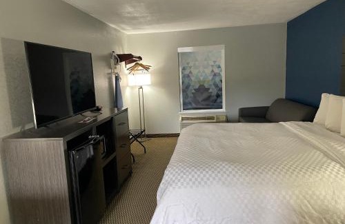 Warren Hotel | Clairmont Inn & Suites - Warren