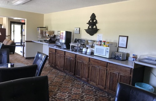 Warren Hotel | Clairmont Inn & Suites Warren