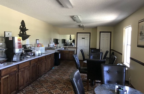 Warren Hotel | Clairmont Inn & Suites Warren