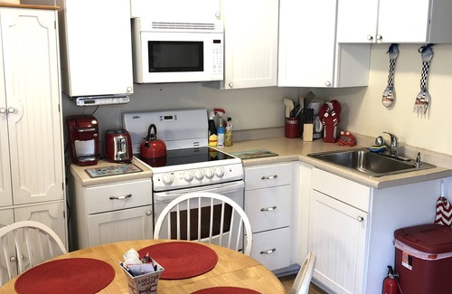 Camp Ellis Cottage | Clamshell Cottage Saco Maine Steps to the Beach pet friendly
