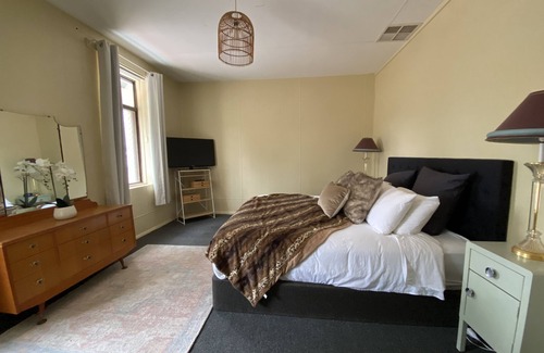 Broken Hill Bed & Breakfast | Clanarrah Eclectic - An old shop turned into a spacious 2 bedroom cottage