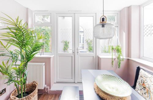Shaftesbury Apartment | Clapham Calm 2 Bedroom Flat with Garden