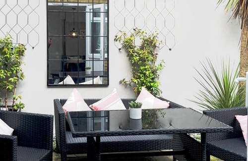 Shaftesbury Apartment | Clapham Calm – 2 Bedroom Flat with Garden