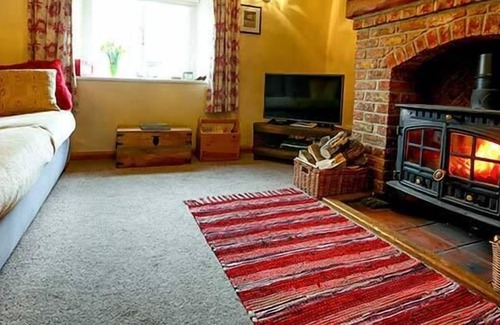 Helperthorpe Cottage | CLARA'S COTTAGE, pet friendly, with open fire in West Lutton