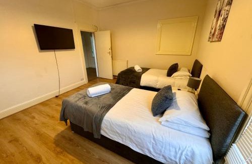 Bedford House | Clare House - sleeps 14