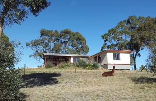 Emu Flat Cottage | Clare View COTTAGE (pet friendly) Sleep 4